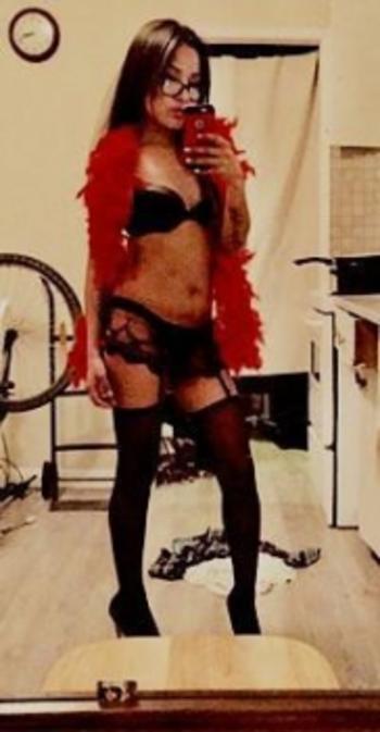 Selina, 20 Mixed female escort, Winnipeg